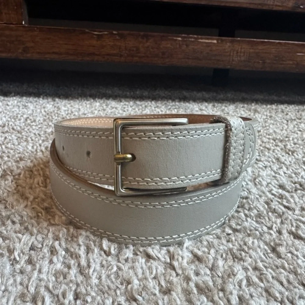 Lee Wright collection size 32 gray leather belt & brass buckle